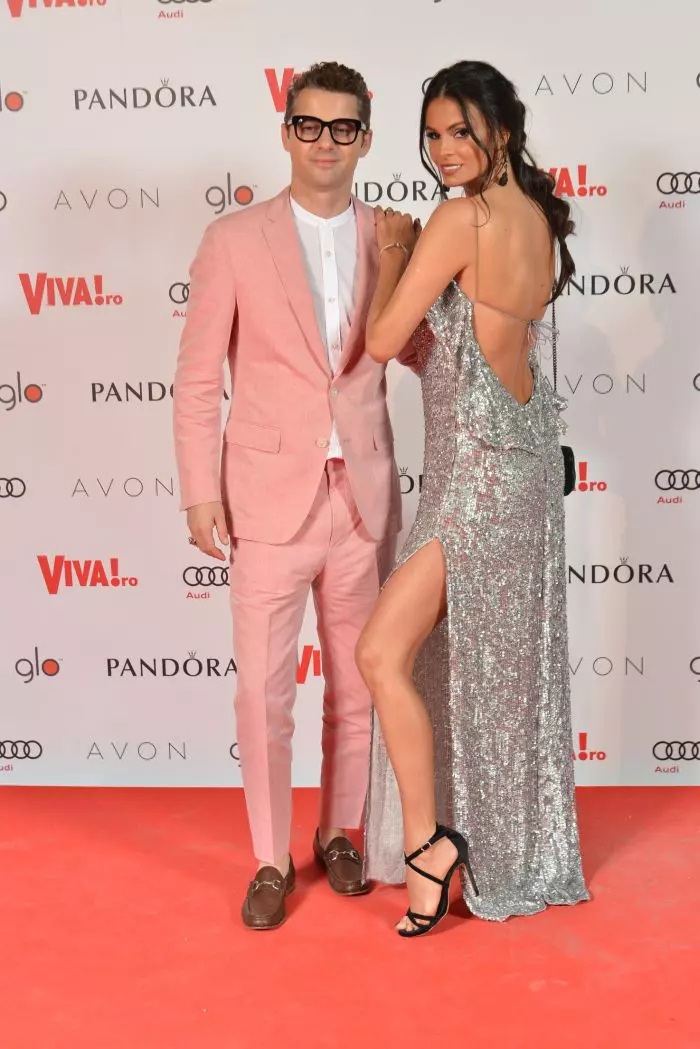 Anca Serea (rochie PNK Casual) și Adi Sână (costum BOSS)