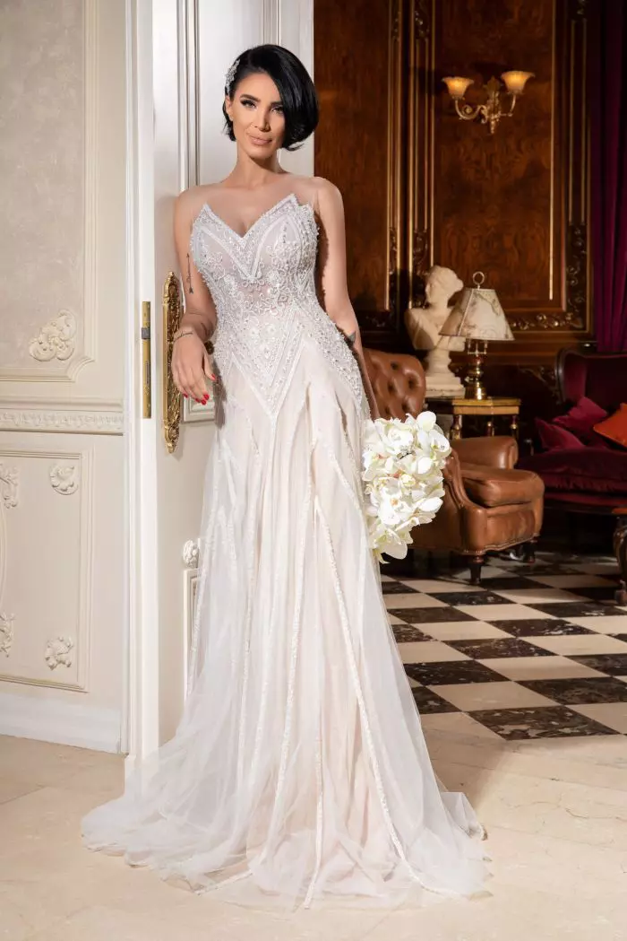 Adelina Pestritu poartă rochia de mirasă