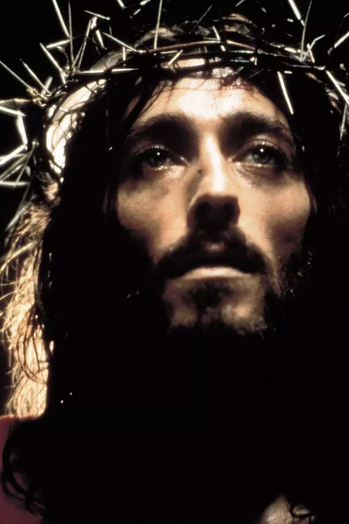 Franco Zeffirelli l-a ales pe Robert Powell să joace rolul lui Iisus în filmul său ”Iisus din Nazaret”. Robert Powell e considerat și azi cea mai potrivită figură pentru rolul lui Iisus
