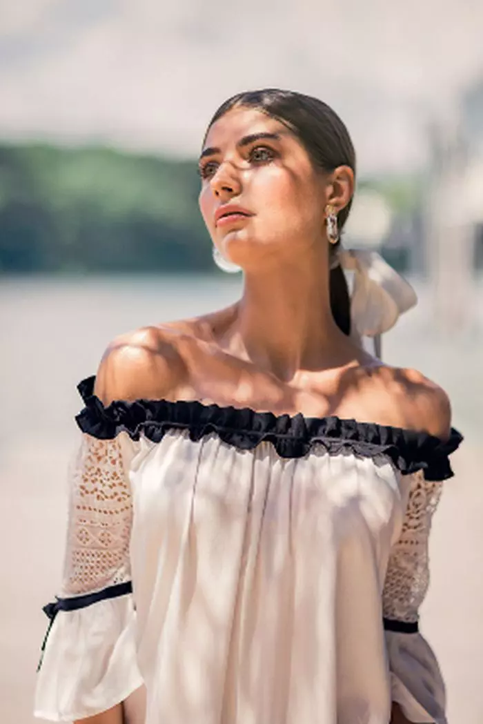 Rochie premium din viscoză cu mâneci din dantelă, 399 lei