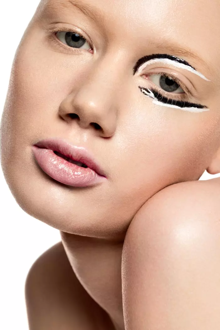 Yin & Yang și galaxii de bronz Nuanțele de cafeniu cu irizații kaki-metalizat și auriu-mat ale produselor de make-up completează minunat irisurile albastre! Îndrăznește și alătură unui tuș lichid de ochi unul în alb, pe care-l trasezi chiar deasupra celui negru, și creează astfel un look inedit. Lasă buzele naturale și răsfățate de cel mai hidratant balsam de buze pe care îl ai. În schimb, joacă-te cu coafura. Adoptă bucle lejere, cu mult volum la rădăcină, sau fă-ți o coadă de cal perfect întinsă și ridicată în creștetul capului. Alege accesorii statement, indiferent de momentul zilei! Foto: Ștefan Dani/UNICA Foto Ștefan Dani/UNICA