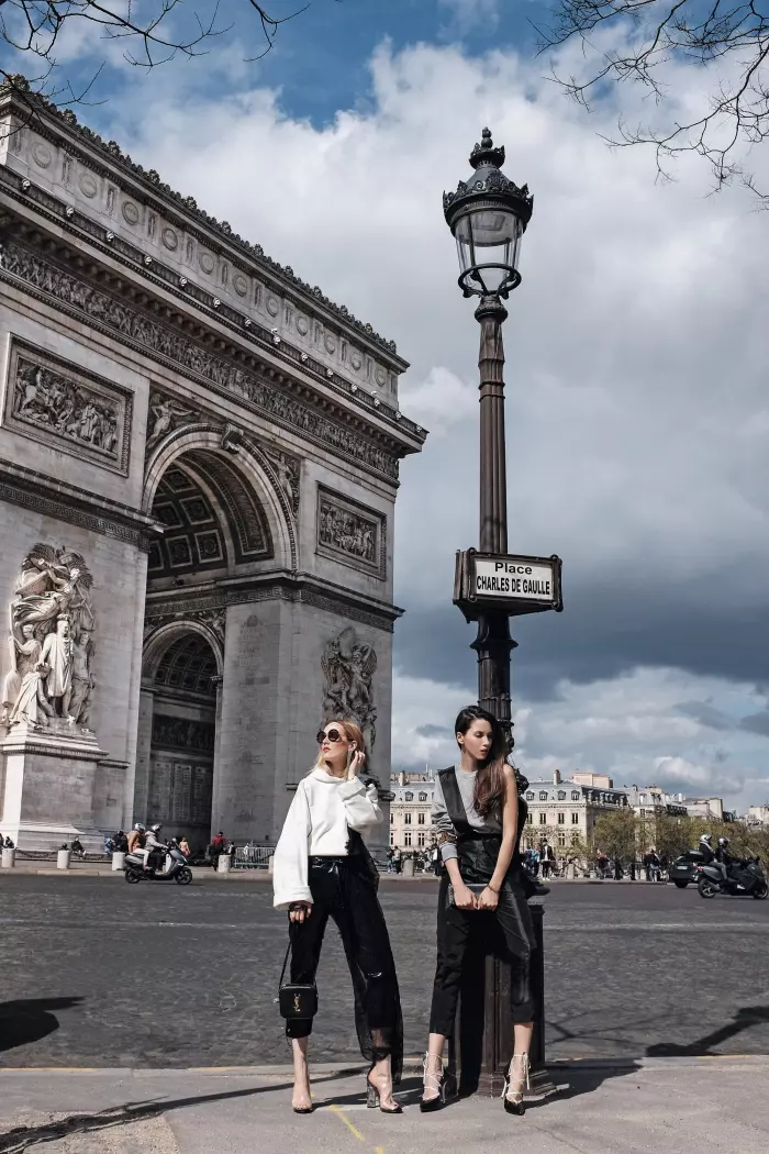 Diana Enciu și Alina Tanasă, la Paris  Foto: Laurent Dubois & TheParisPhotographer; foto edit: Tibi Vântur