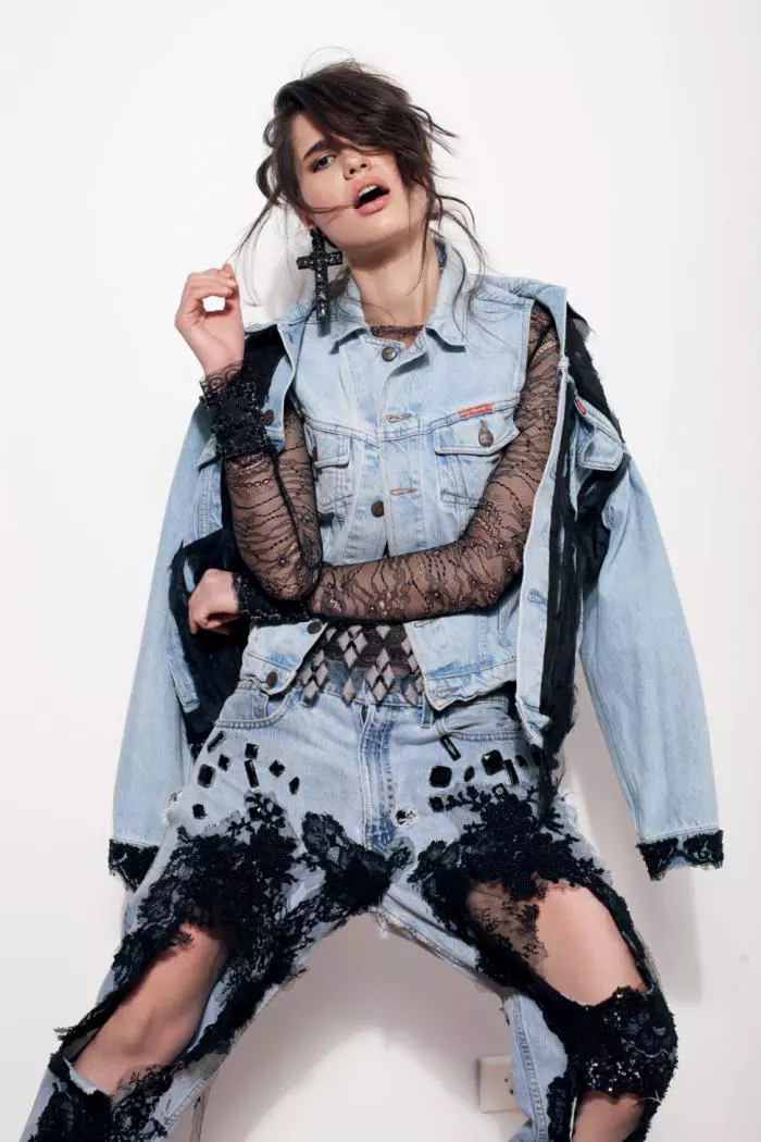 Top M.Marquise, 2.000 lei; pantaloni Andra Andreescu, 2.500 lei; cercei Laura8, 630 lei; șal Alma’z Clothing, 2.250 lei.