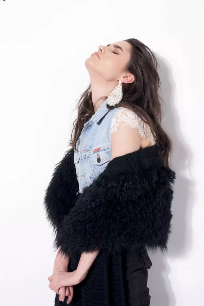 Bluză din dantelă PNK Casual, 299 lei; top Loulou Boutique, 1.000 lei; jachetă și pantaloni Alma’z Clothing, preț la cerere; cercei, 630 lei; manșete, 350 lei; ambele Laura8; vestă denim din recuzita stilistului.