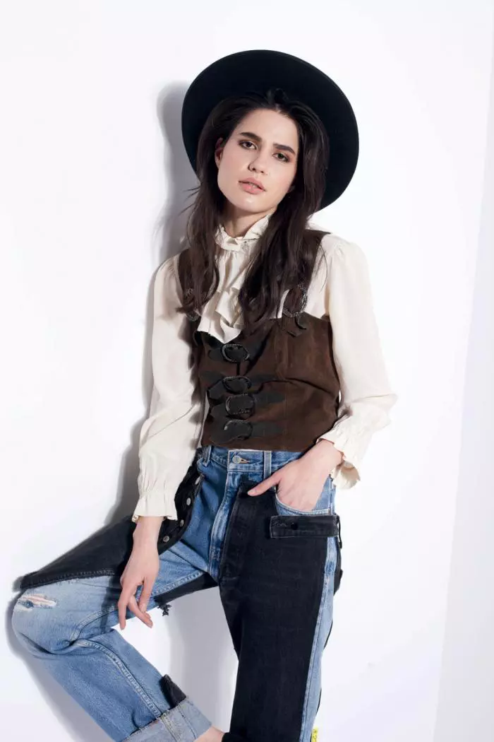 Top, 150 lei; bustieră, 170 lei; ambele Vintage Couture; pălărie recuzita stilistului.