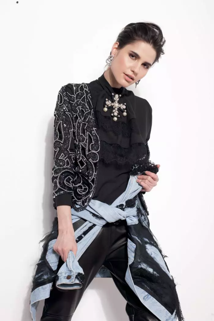 Cămașă M.Marquise, 700 lei; jachetă Loulou Boutique, 1.800 lei; pantaloni Andra Andreescu, 2.500 lei; broșă Laura8, 540 lei; cercei Zara, 69,90 lei.