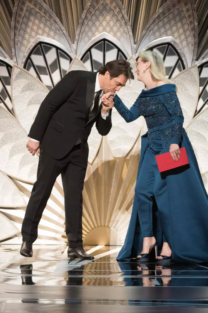 Meryl Streep să ales să poarte o ținută Elie Saab la această ediție a Premiilor Oscar și a arătat minunat. Actrița a suprapus o rochie cu trenă pantalonilor croiți imecabil dovedind bun gust și eleganță discretă.