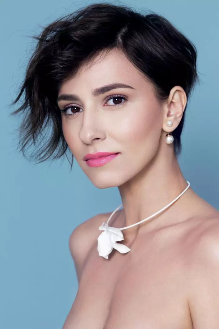 Romantic Look - Un machiaj în tonuri calde și o coafură nonșalantă sunt atributele perfecte pentru un look romantic. Colier KateriniMou, cercel perlă vintage