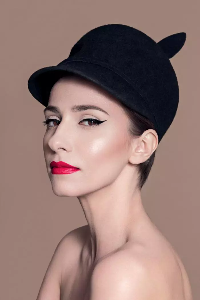 Pop Star - Liniile geometrice și texturile mate oferă siguranța unui look de pop star. Chipiu Kristina Dragomir