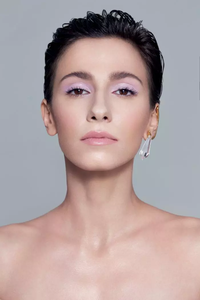 Soft Punk Look - Coafura wet masculină și machiajul pastelat definesc un look soft punk. Cercel ATU Body Couture x Tria Alfa