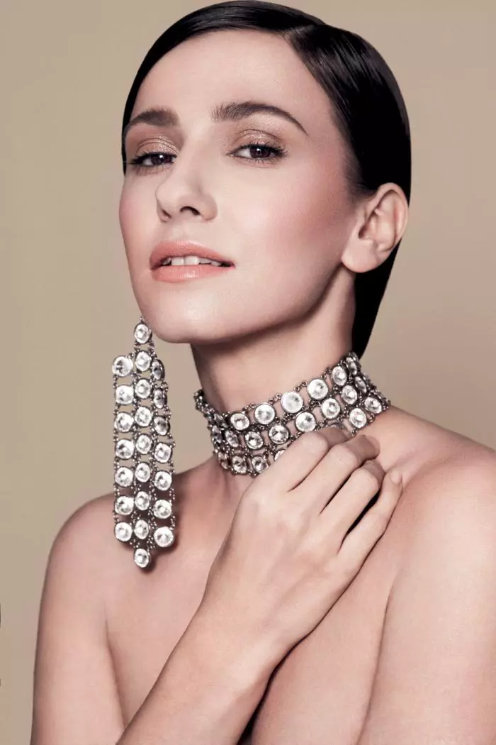 New Glam Look - Cromatica aurie mixată cu texturi lucioase conferă un aer feminin și glamuros. Colier Tria-Alfa