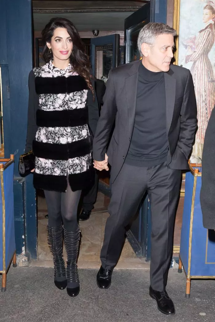 Pentru  o cină în Paris, soția lui George Clooney a purtat o rochie Giambattista Valli de 7.800 de lire.