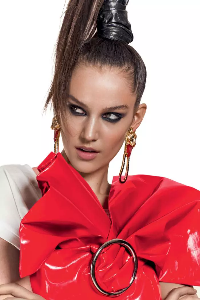 Tricou Liu Jo, 210 lei; top fundă supradimensionată Seen, preț la cerere; pantaloni Guess, 232 lei; cercei Tria Alfa, magazinul Victoria 46, 420 lei.