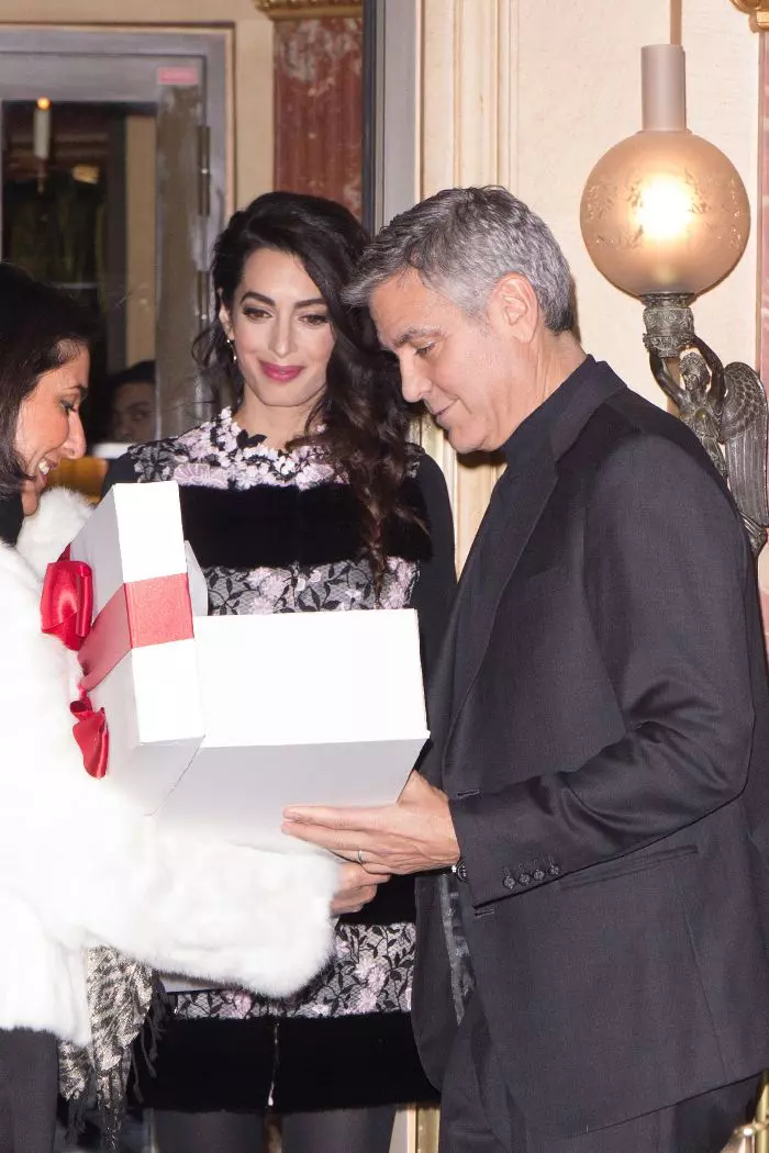 La ieșirea dintr-un hotel din Paris,Amal și George primesc un cadou pentru gemenii lor de la o necunoscută.