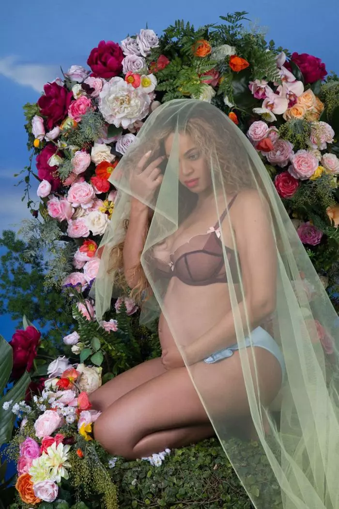 Prima poză prin care Beyoncé și-a anunțat fanii de pe Instagram că e însărcinată.