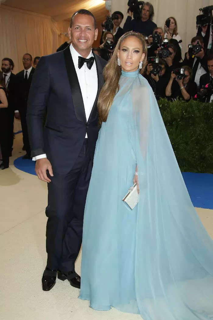 Jennifer Lopez, superbă într-un outfit Valentino, la prima apariție mondenă alături de iubitul ei, Alex Rodriguez.