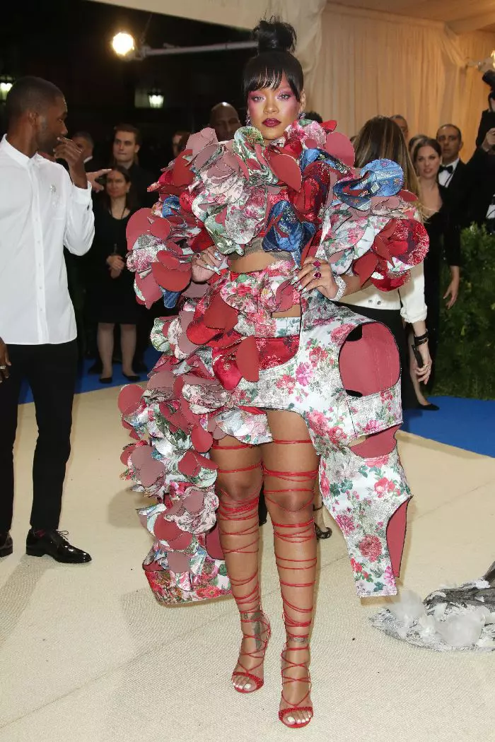 Rihanna a purtat o creație spectaculoasă Comme des Garcons.