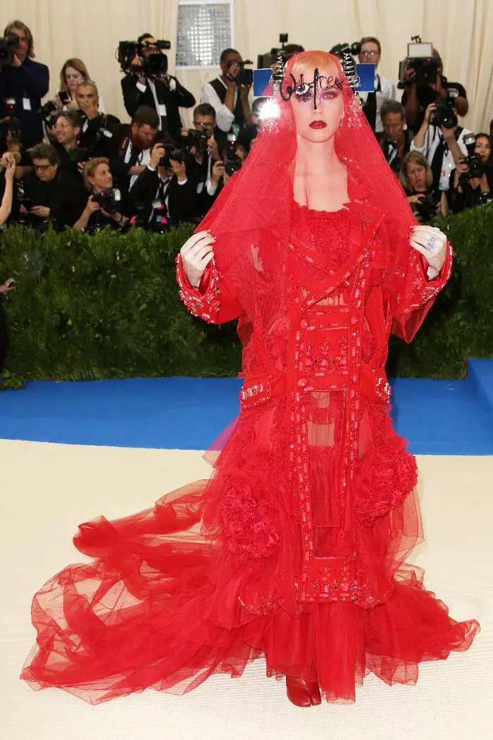 Katy Perry, într-un outfit Maison Margiela.
