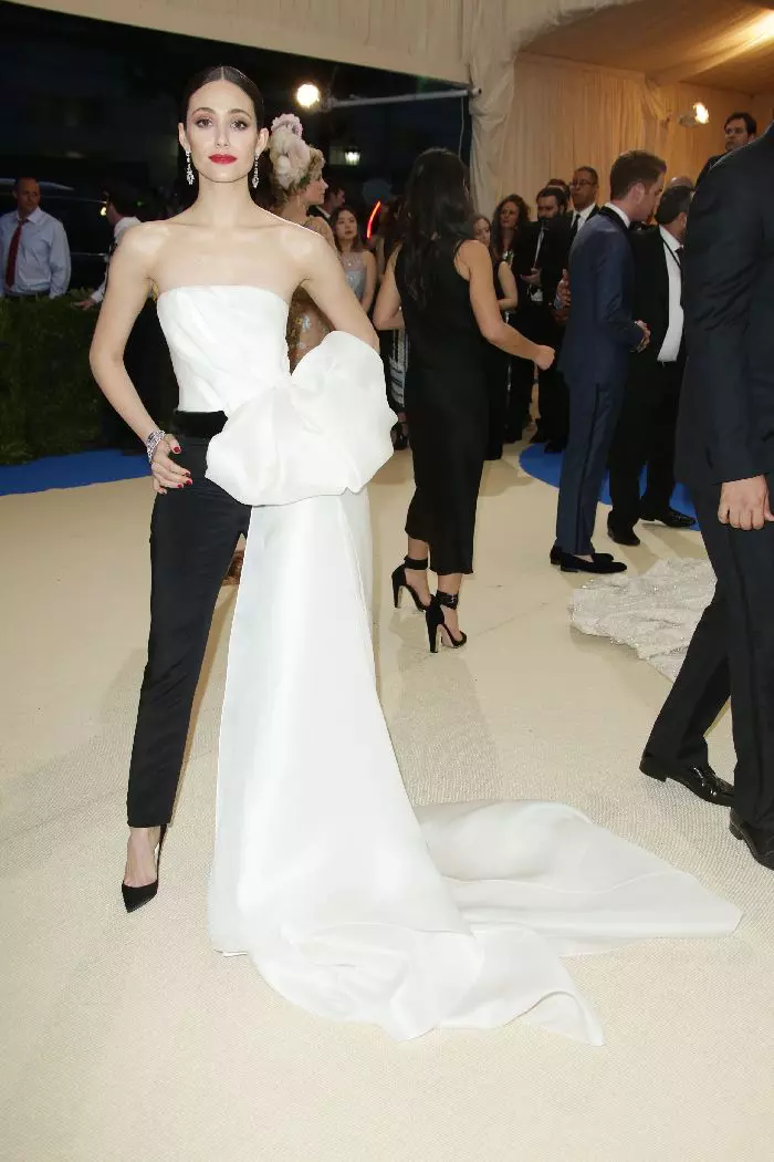 Emmy Rossum, într-un outfit spectaculos Carolina Herrera.