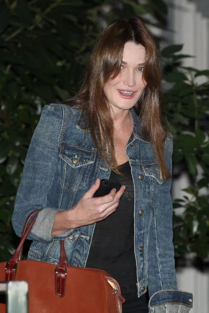 Prima Doamnă Carla Bruni, la fel de elegantă și într-o ținută casual.