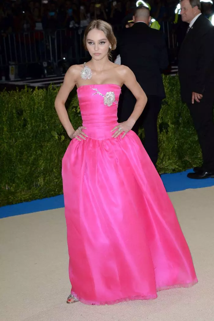 Lily-Rose Depp, într-un outfit Chanel cu aplicații florale delicate.