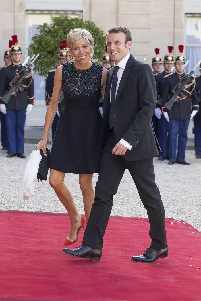 Emmanuel Macron și Brigitte Trogneux în 2015, la un dineu. viitoarea Primă Doamnă arată foarte bine într-o little black dress.
