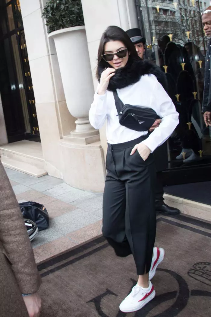 În Paris, la ieșirea din hotelul George V.