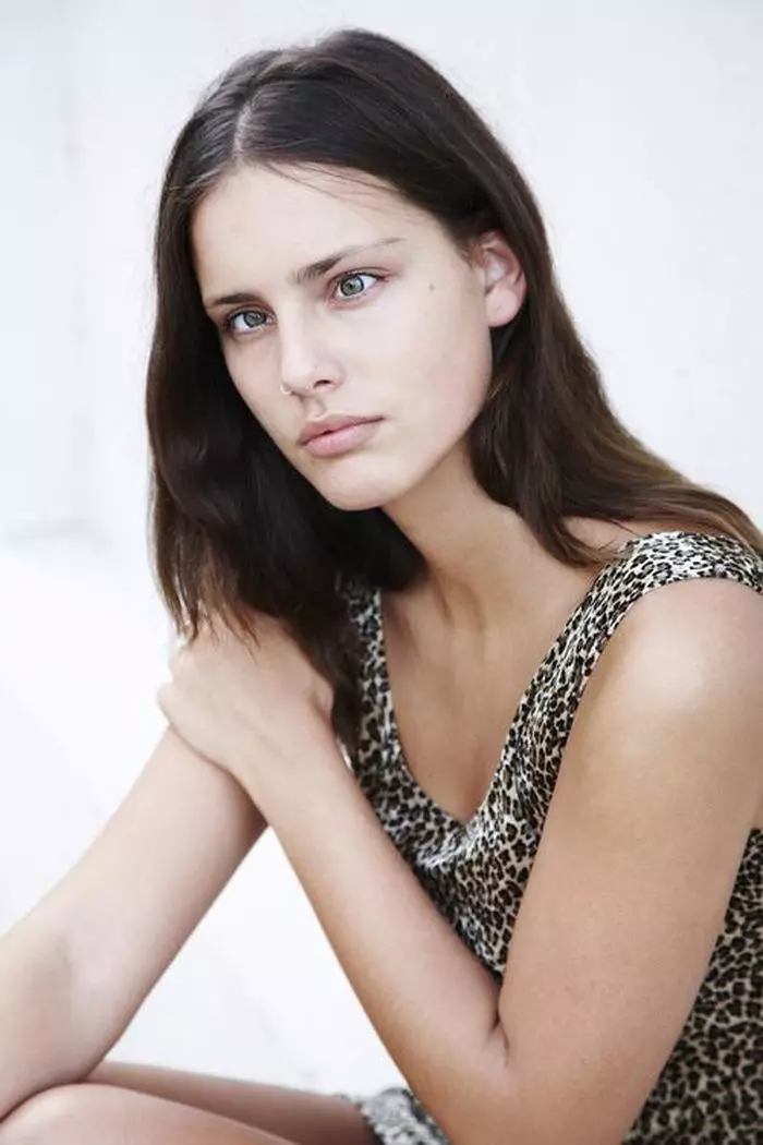 Moffy are și ea succes ca model, în pofida faptului că se uită cruciș. Sau poate tocmai de aceea...