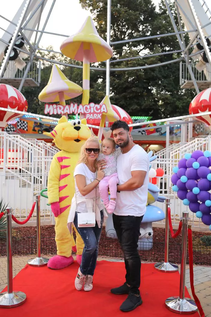 Anda Adam împreună cu soțul și fiica ei