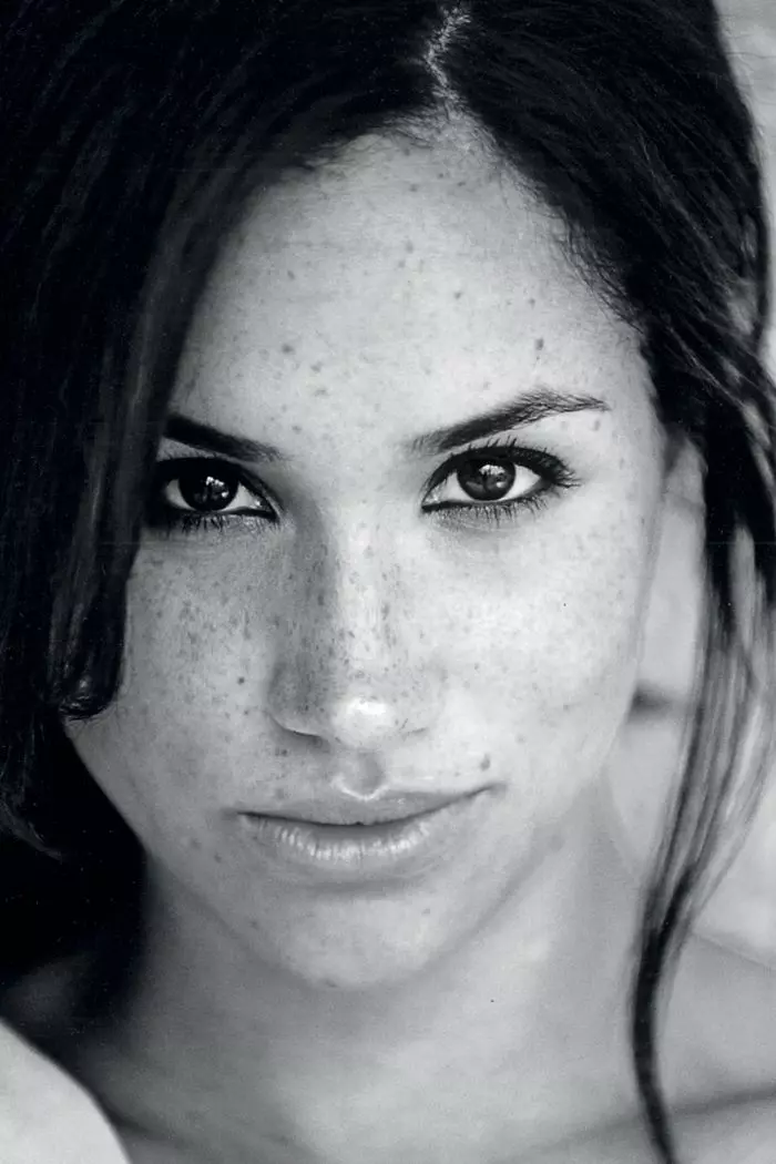 Meghan Markle a făcut din pistruii săi un beauty mark.