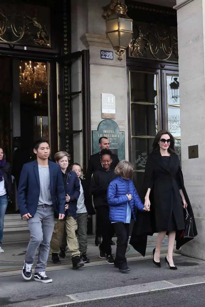 Angelina Jolie şi copiii săi au vizitat Muzeul Luvru din Paris