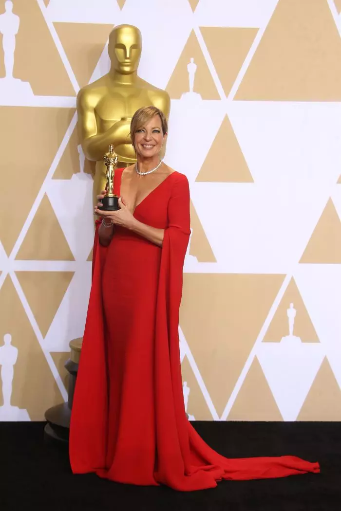 Allison Janney poartă o rochie Rem Acra