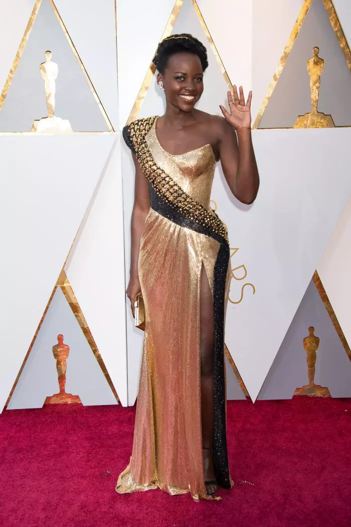 Lupita Nyong'o poartă o rochie Atelier Versace