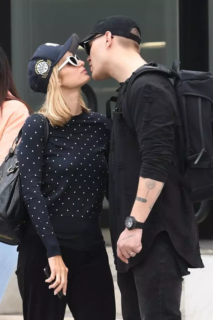 *EXCLUSIVE* ParisParis Hilton şi viitorul soţ Hilton and her man Chris Zylka out for a romantic shopping trip in LA