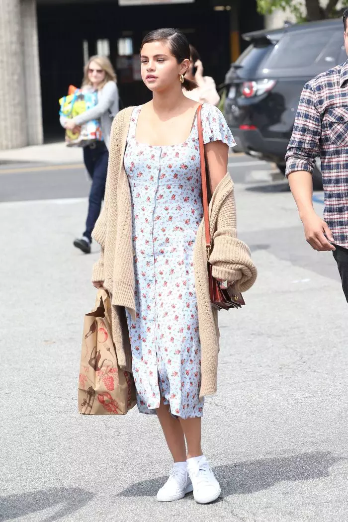 Selena Gomez a asortat teniși la o rochie cu model floral, în duminica Paștelui.