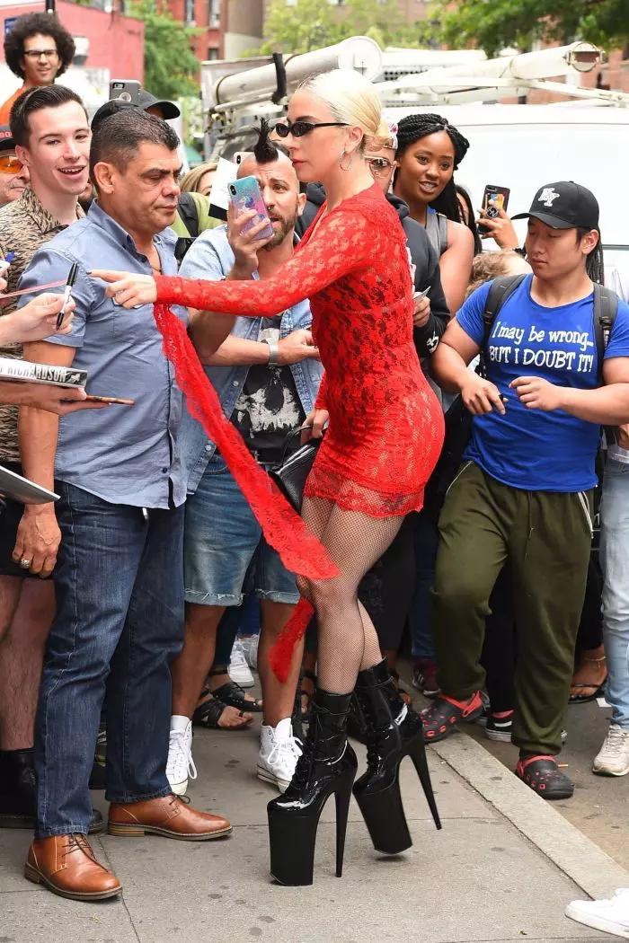 Lady Gaga, apariţie extravagantă în New York