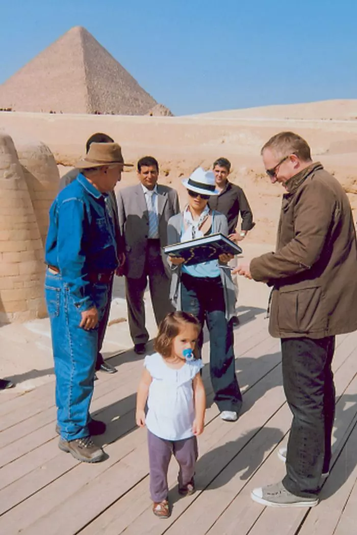 Salma Hayek, soţul ei, Francois-Henri Pinault, şi fiica lor, Valentina, alături de celebrul egiptolog Zahi Hawass