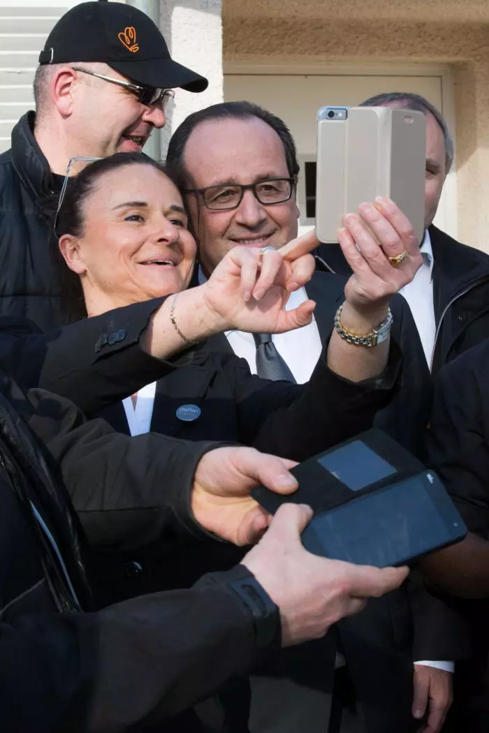 François Hollande știe exact când și cum să zâmbească pentru selfie-ul perfect.