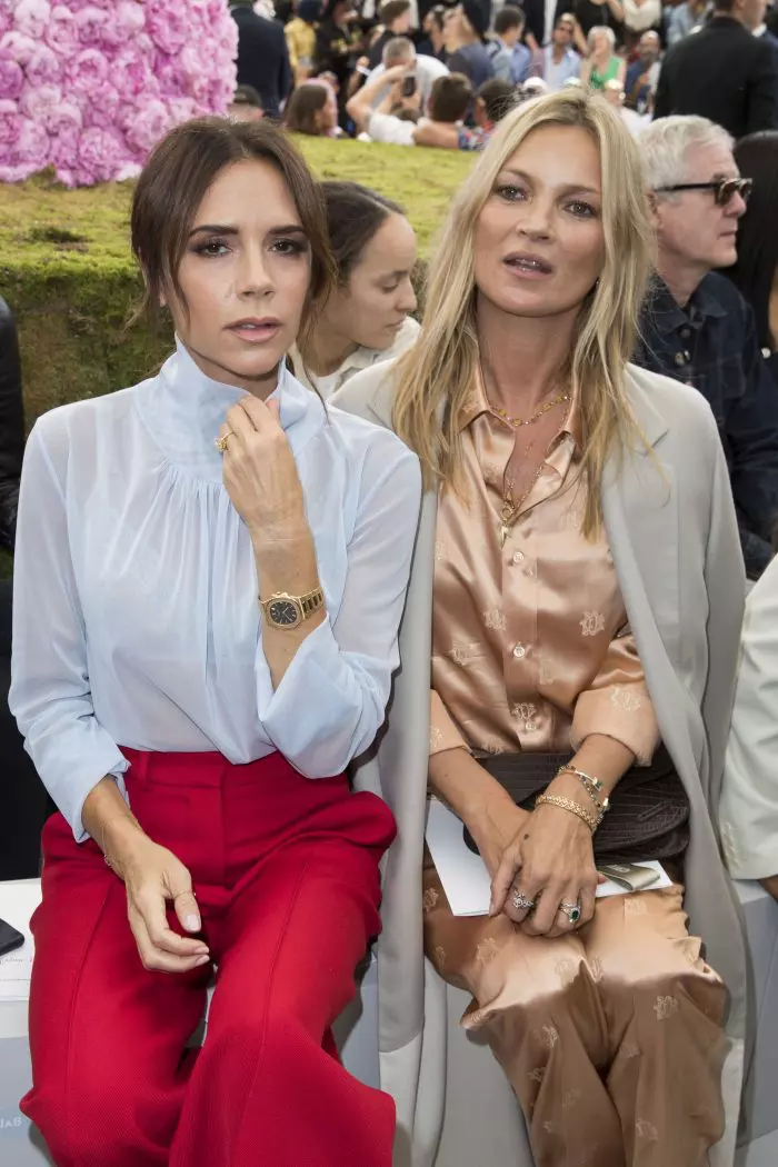Victoria Beckham și Kate Moss, la Săptămâna modei (Paris). cu această ocazie, designerul a etalat noul inel primit de la David.