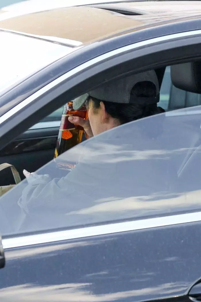 Imaginea care a făcut înconjurul lumii: Lara surprinsă în timp ce bea whiskey direct din sticlă