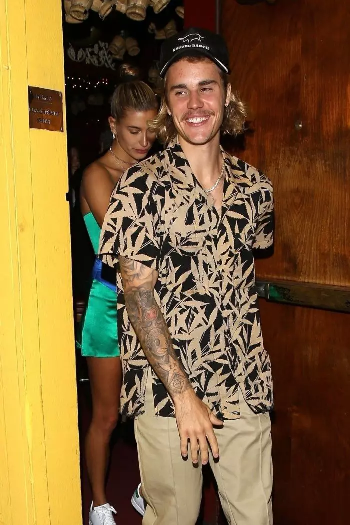 Justin Bieber Justin Bieber a adoptat stilul vestimentar al anilor ‘70.