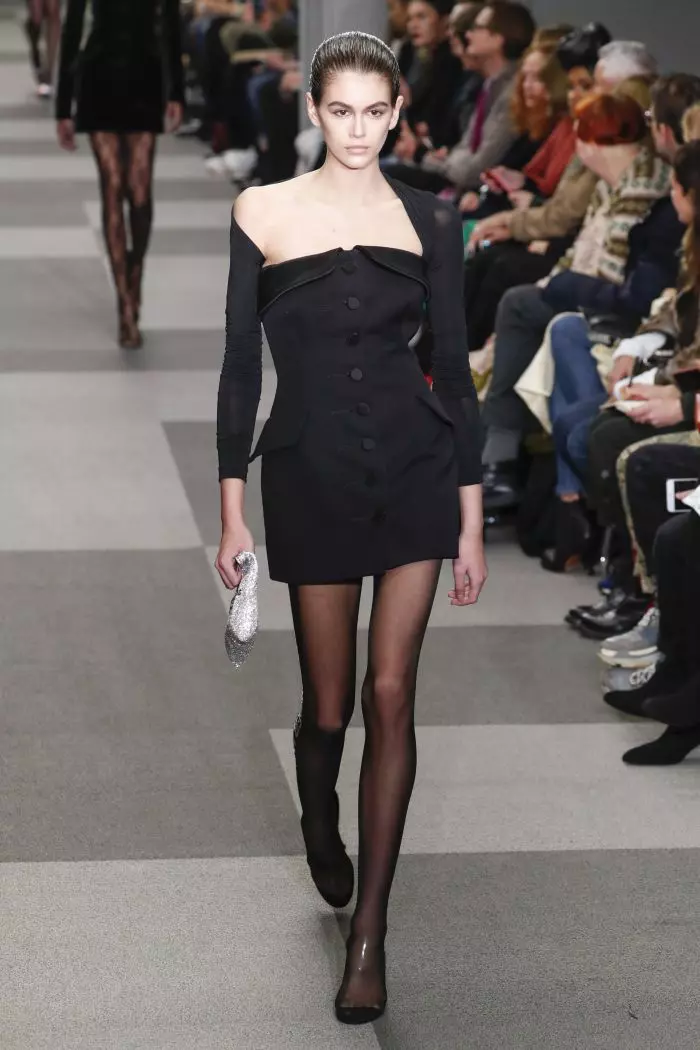 Kaia Gerber defilând pentru Alexander Wang, la New York.