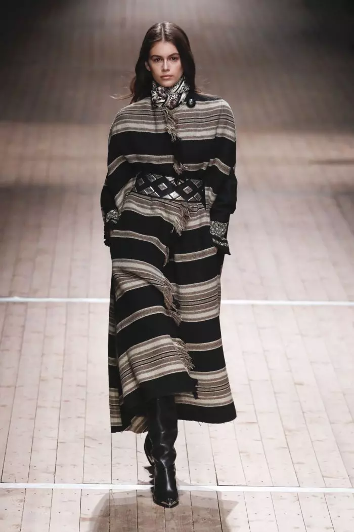 Kaia Gerber defilând pentru Isabel Marant.