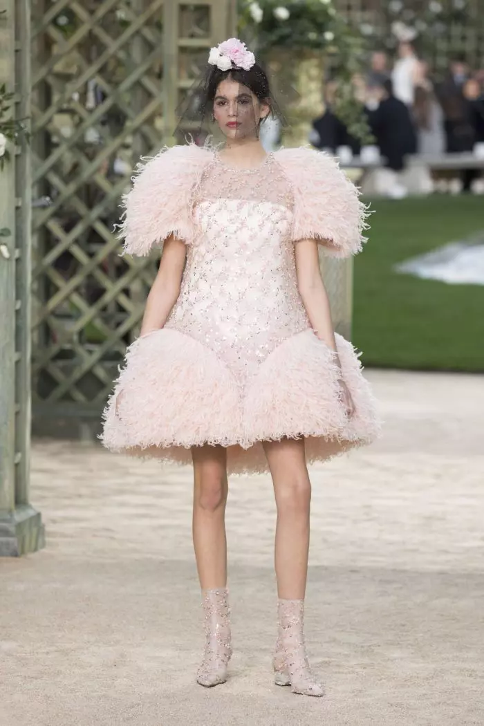 Kaia defilând pentru Chanel.