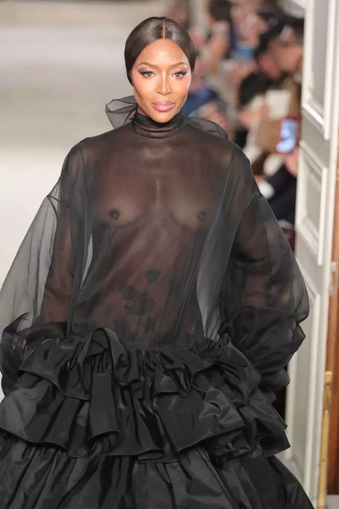 Naomi Campbell defilând pentru Valentino, la 48 de ani.