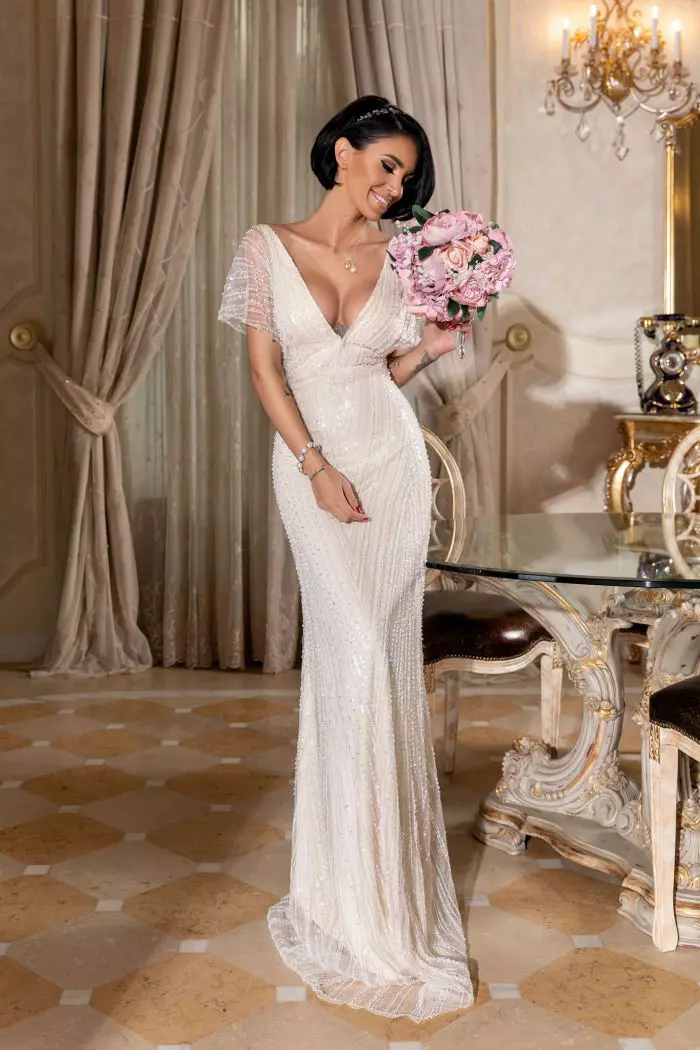 Adelina Pestritu poartă rochia de mirasă