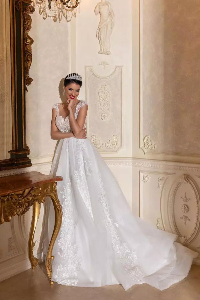 Adelina Pestritu poartă rochia de mirasă