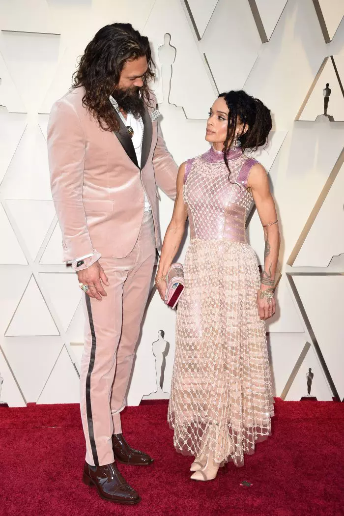 Jason Momoa a purtat roz pe covorul roșu la Oscar 2019