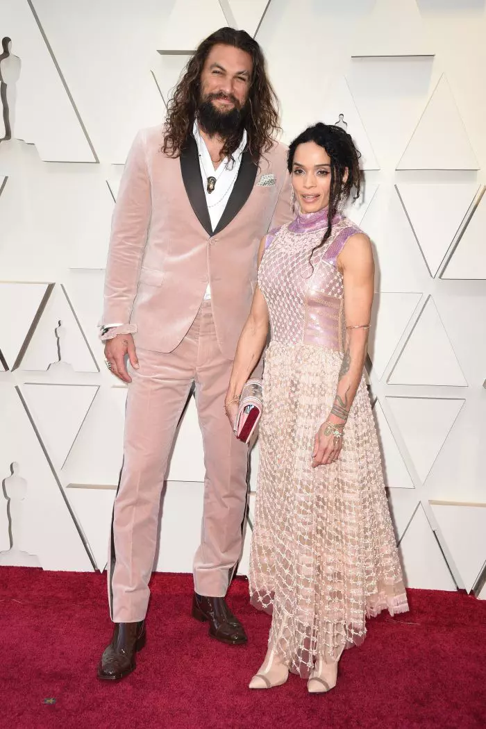 Jason Momoa a purtat roz pe covorul roșu la Oscar 2019