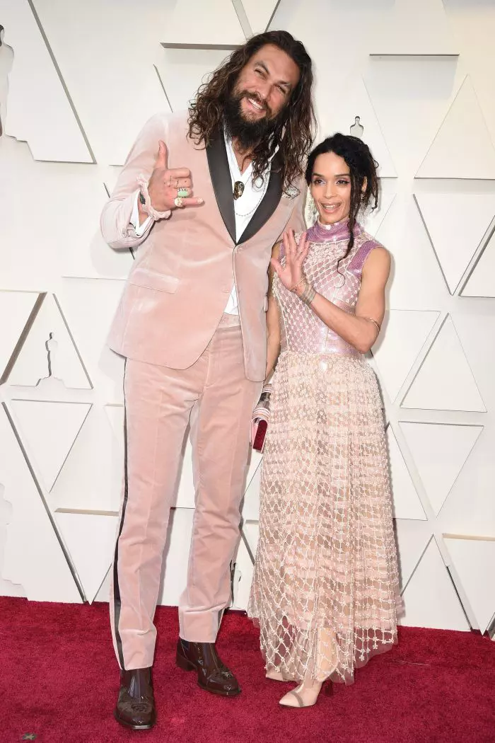 Jason Momoa a purtat roz pe covorul roșu la Oscar 2019